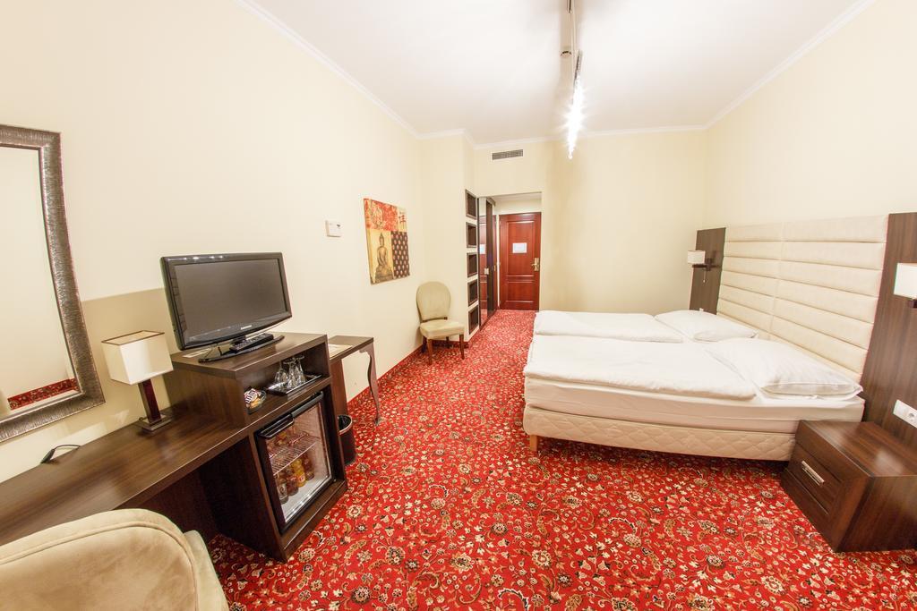 Hotel Kristaly Imperial Tata Dış mekan fotoğraf