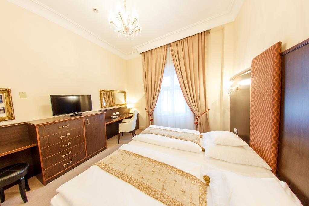 Hotel Kristaly Imperial Tata Dış mekan fotoğraf